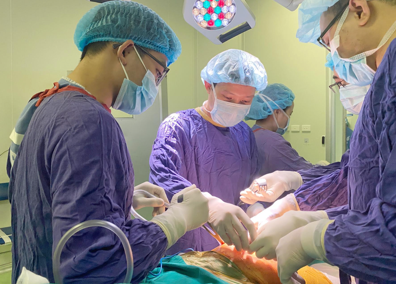 Các bác sĩ phẫu thuật cho bệnh nhân (Ảnh - BVCC)