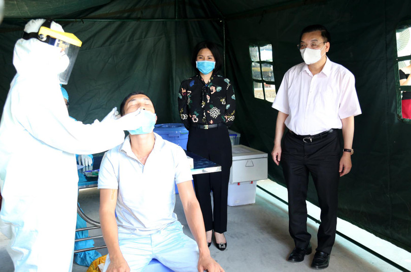 Chủ tịch UBND TP. Hà Nội kiểm tra công tác lấy mẫu xét nghiệm COVID-19 (Ảnh - Xuân Hải)