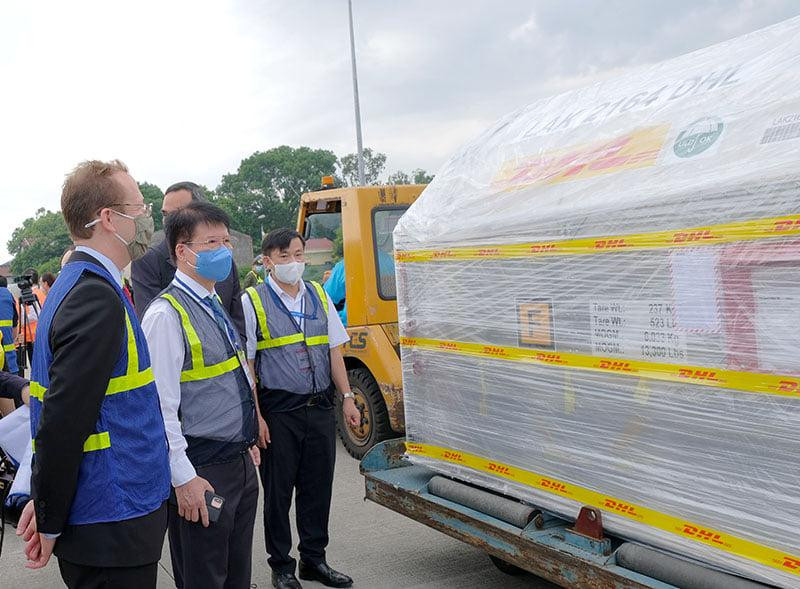 Thứ trưởng Bộ Y tế Trương Quốc Cường kiểm tra lô vaccine (Ảnh - Trần Minh) Thứ trưởng Bộ Y tế Trương Quốc Cường kiểm tra lô vaccine (Ảnh - Trần Minh)