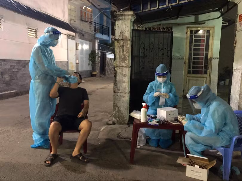 Nhân viên y tế đến tận nhà người dân để lấy mẫu xét nghiệm COVID-19 (Ảnh - BYT) Nhân viên y tế đến tận nhà người dân để lấy mẫu xét nghiệm COVID-19 (Ảnh - BYT)