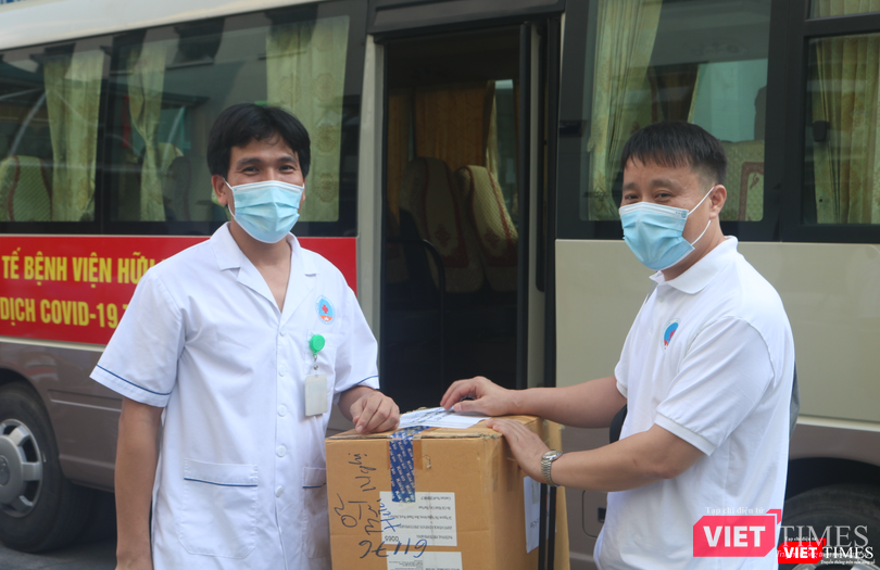 BS. Hoàng Minh Viết – Khoa Tim mạch can thiệp, Bệnh viện Hữu Nghị (bên phải) (Ảnh - Minh Thuý) BS. Hoàng Minh Viết – Khoa Tim mạch can thiệp, Bệnh viện Hữu Nghị (bên phải) (Ảnh - Minh Thuý)