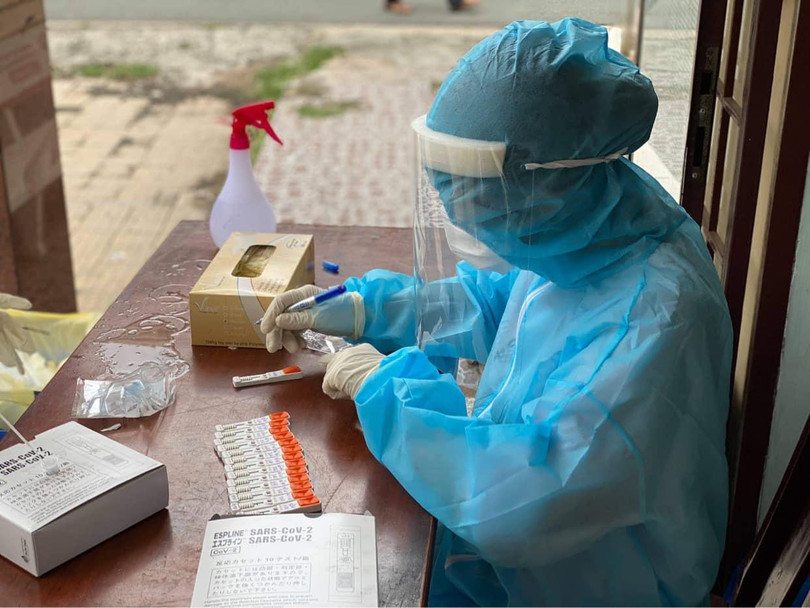 Phân loại mẫu xét nghiệm (Ảnh - Diễm Hằng)