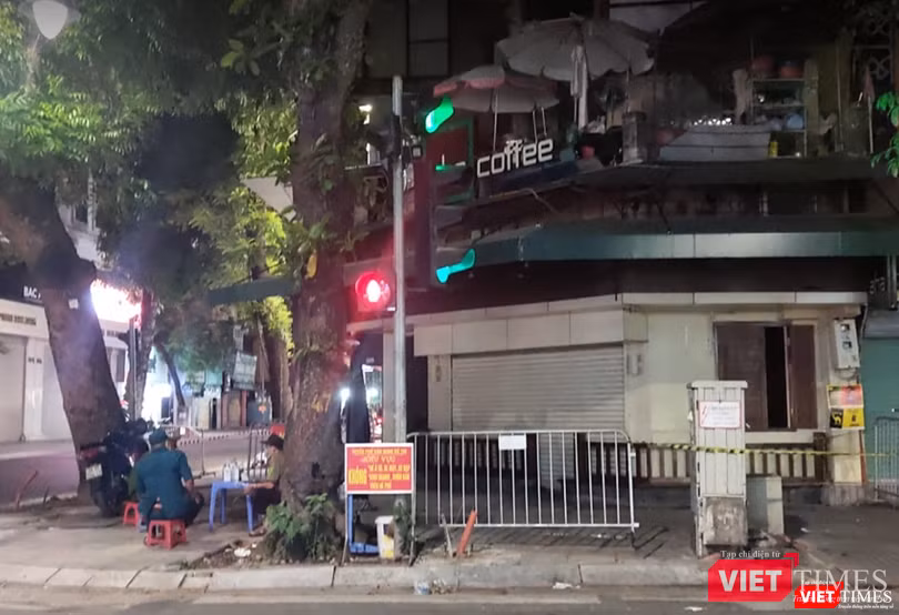 Quán cà phê ở 270 Bà Triệu phong toả vì COVID-19 (Ảnh - Minh Thuý)
