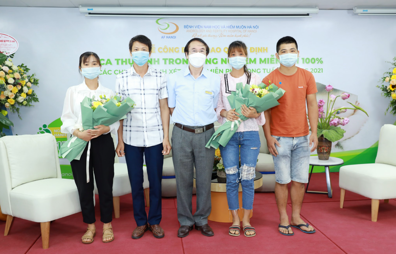 BSCKII. Nguyễn Khắc Lợi tặng hoa cho các gia đình nhận hỗ trợ Thụ tinh trong ống nghiệm miễn phí - Tuần lễ vàng 2021 (Ảnh - BVCC) BSCKII. Nguyễn Khắc Lợi tặng hoa cho các gia đình nhận hỗ trợ Thụ tinh trong ống nghiệm miễn phí - Tuần lễ vàng 2021 (Ảnh - BVCC)