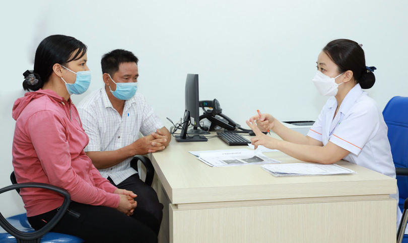 ThS. BS. Lê Thị Thu Hiền tư vấn cho một cặp vợ chồng hiếm muộn (Ảnh - BVCC) ThS. BS. Lê Thị Thu Hiền tư vấn cho một cặp vợ chồng hiếm muộn (Ảnh - BVCC)