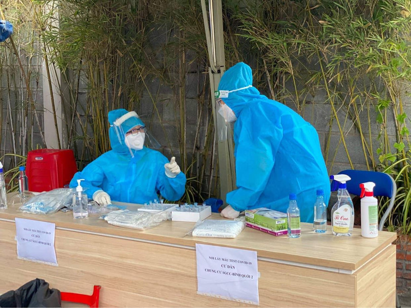 Nhân viên y tế ở khu vực lấy mẫu xét nghiệm (Ảnh - BYT)