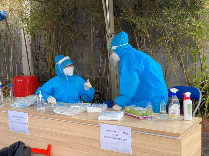 Cán bộ y tế trao đổi về công tác lấy mẫu xét nghiệm (Ảnh - BYT)