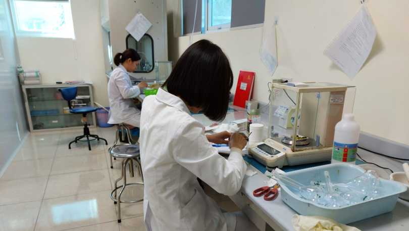 Cán bộ Trung tâm Kiểm nghiệm thuốc, mỹ phẩm, thực phẩm Hà Nội cân phân tích mẫu thuốc (Ảnh - SYTHN)