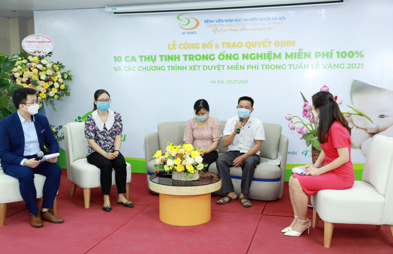 Các cặp vợ chồng giao lưu trực tuyến tại lễ công bố và trao quyết định 10 ca thụ tinh trong ống nghiệm miễn phí 100% (Ảnh - BVCC) Các cặp vợ chồng giao lưu trực tuyến tại lễ công bố và trao quyết định 10 ca thụ tinh trong ống nghiệm miễn phí 100% (Ảnh - BVCC)