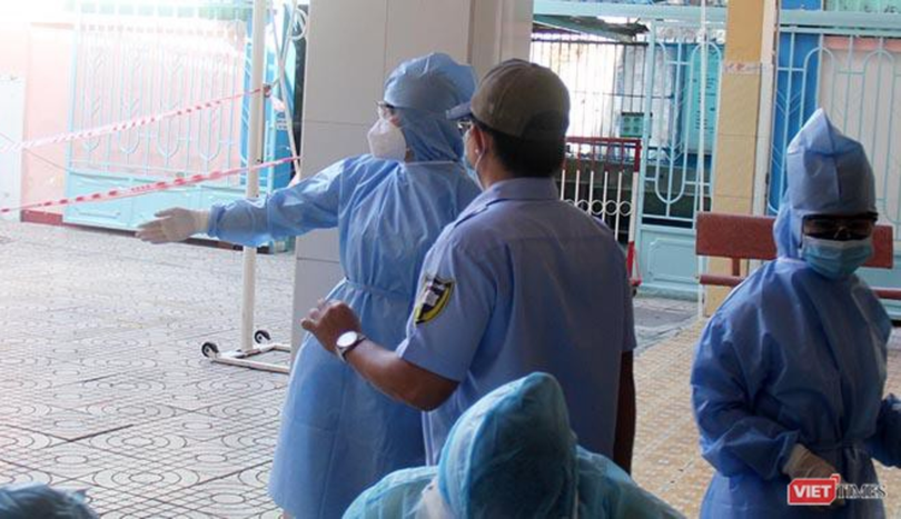 Sinh viên Nguyễn Thị Hồng Ngọc tới từ Hải Dương đang phân luồng cho các cô chú ở chợ Bà Chiểu (TP.HCM) vào khu vực lấy mẫu xét nghiệm (Ảnh: GVT) Sinh viên Nguyễn Thị Hồng Ngọc tới từ Hải Dương đang phân luồng cho các cô chú ở chợ Bà Chiểu (TP.HCM) vào khu vực lấy mẫu xét nghiệm (Ảnh: GVT)