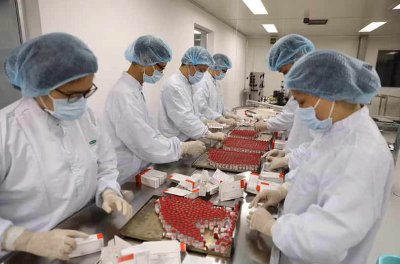 Các cán bộ của Vabiotech gia công vaccine phòng COVID-19 Sputnik V (Ảnh - Vabiotech) 