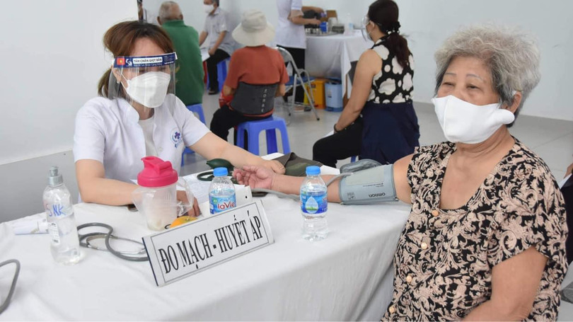 TP. HCM tiêm vaccine phòng COVID-19 cho người cao tuổi tại Trung tâm Y tế Quận 3 (Ảnh - Vũ Mạnh Cường) 