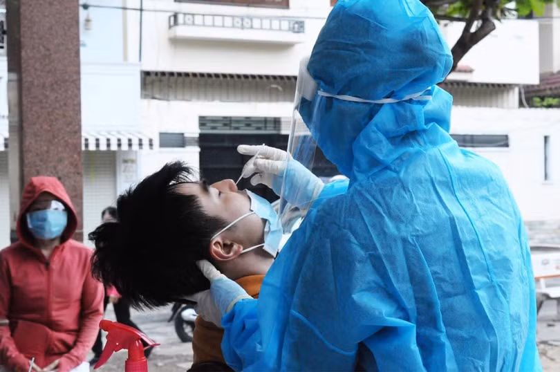 Miệt mài lấy mẫu cho người dân (Ảnh - Diễm Hằng)