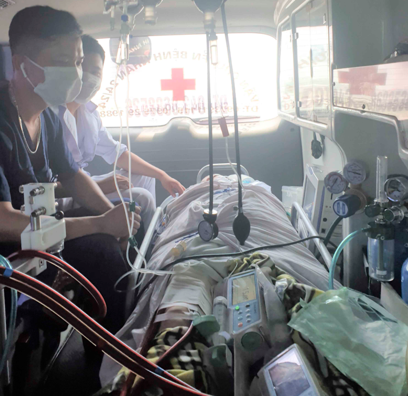 Các bác sĩ đưa sản phụ T. đi cấp cứu (Ảnh - BVCC) Các bác sĩ đưa sản phụ T. đi cấp cứu (Ảnh - BVCC)