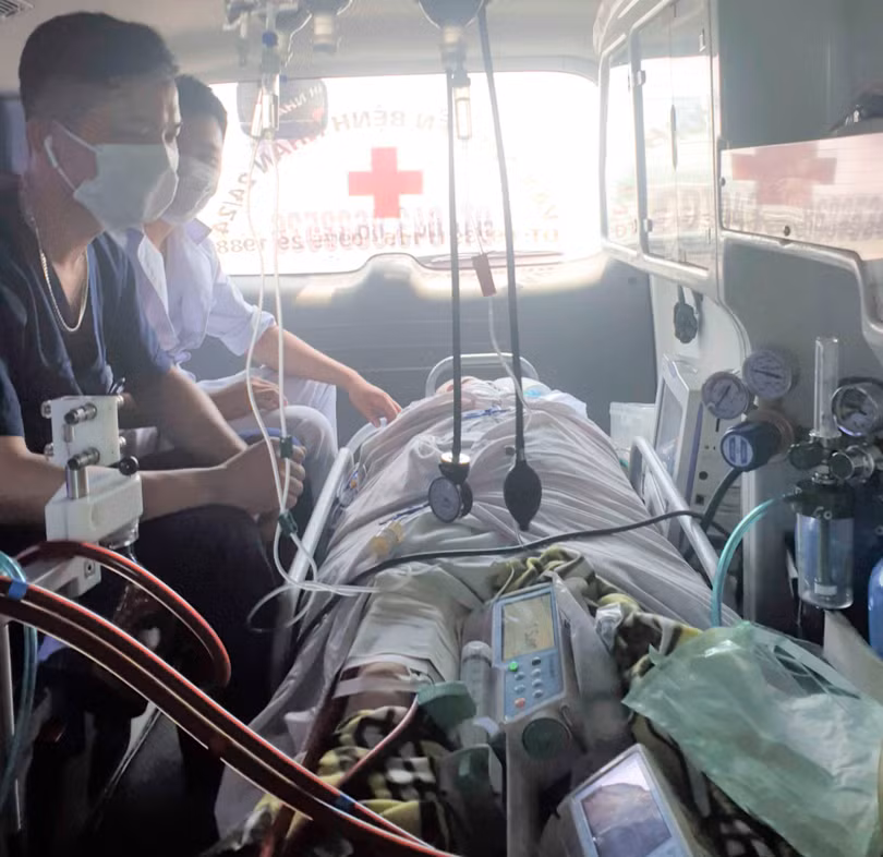 Các bác sĩ đưa sản phụ T. đi cấp cứu (Ảnh - BVCC)