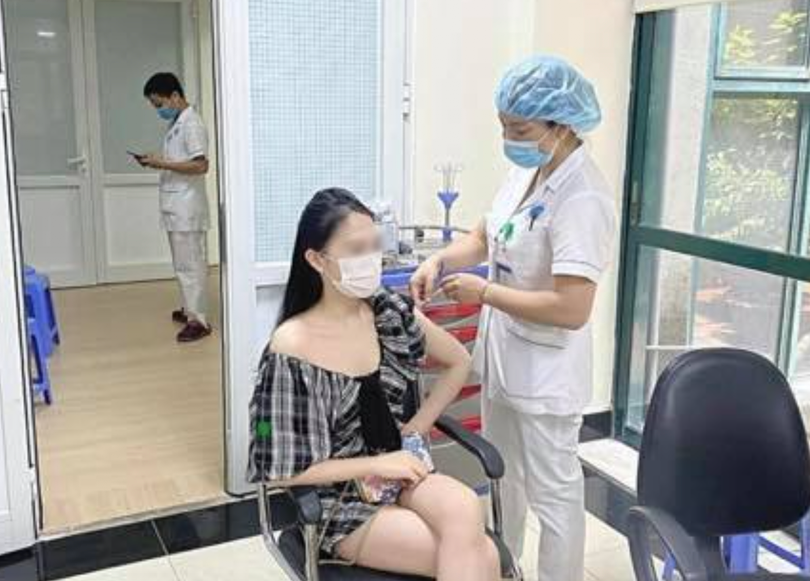 Hoa khôi khoe được tiêm vaccine phòng COVID-19 ở Bệnh viện Hữu Nghị (Ảnh - FB) Hoa khôi khoe được tiêm vaccine phòng COVID-19 ở Bệnh viện Hữu Nghị (Ảnh - FB)