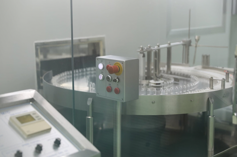 Để hoàn thiện 1 ống vaccine Sputnik V phải trải qua nhiều quy trình chuẩn từ sản xuất đến kiểm định. Đầu tiên, lọ thuỷ tinh sẽ được sấy, rửa và đưa vào dây chuyền quay một vòng