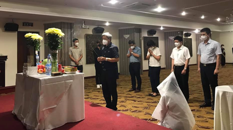 Thứ trưởng Bộ Y tế Nguyễn Trường Sơn động viên, chia sẻ mất mát với sinh viên Dương Thị Anh (Ảnh - BYT) 