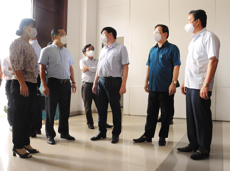 Bộ trưởng Bộ Y tế Nguyễn Thanh Long khảo sát mặt bằng xây dựng Trung tâm hồi sức tích cực tại Long An (Ảnh - Thái Bình)