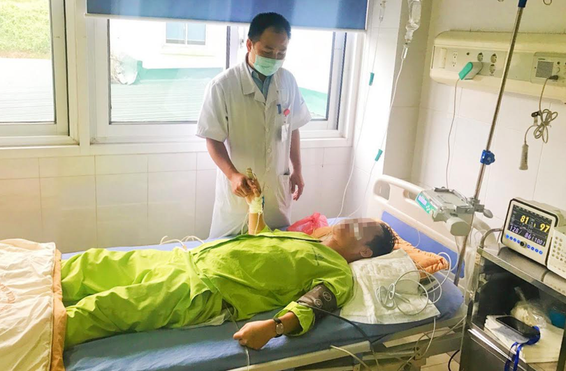 Bác sĩ chăm sóc cho bệnh nhân H. (Ảnh - BVCC) 