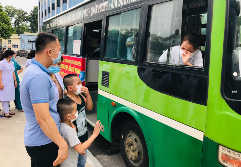 Điều dưỡng Hoàng Thị Diễm xúc động chia tay chồng và hai con trước giờ lên đường (Ảnh - BVCC) 