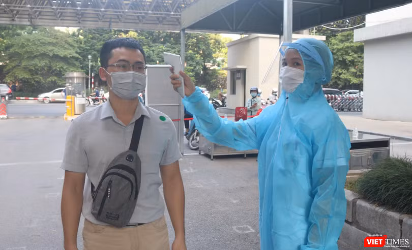 Người dân được kiểm tra nhiệt độ trước khi vào bệnh viện (Ảnh - Minh Thuý) 