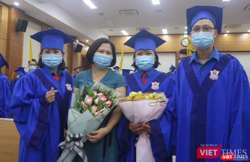 BS. Bùi Thị Hương Giang (áo xanh thứ 2 từ trái qua) và BS.CKI. Hoàng Thị Xưởng (ngoài cùng bên trái) chụp ảnh kỉ niệm trong buổi lễ tốt nghiệp bác sĩ chuyên khoa I (Ảnh - Minh Thuý)