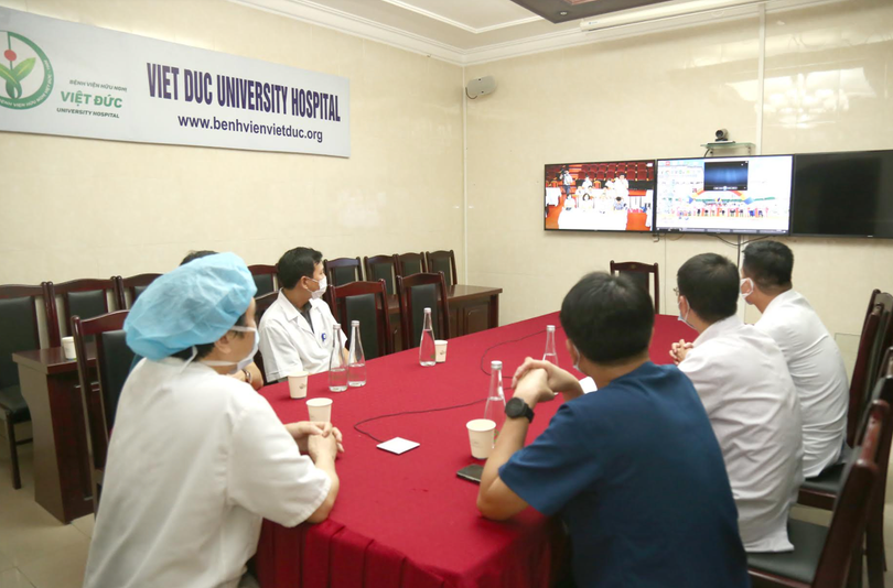 Các bác sĩ Bệnh viện Hữu nghị Việt Đức hội chẩn trực tuyến với Bệnh viện Đa khoa tỉnh Yên Bái và tư vấn phẫu thuật cấp cứu cho bệnh nhân H. (Ảnh - BVCC)