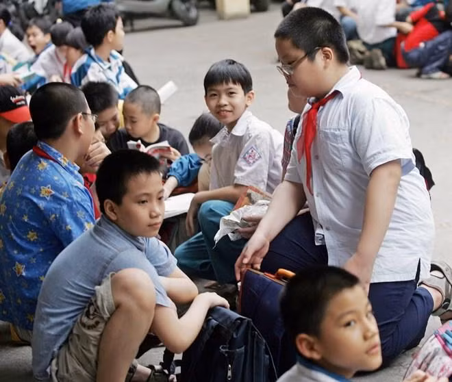 Các bậc phụ huynh cần đặc biệt lưu ý khi trẻ bắt đầu có dấu hiệu thừa cân, béo phì (Ảnh minh hoạ)