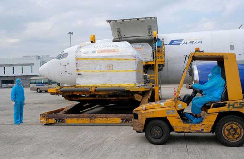 Vaccine phòng COVID-19 của Pfizer về đến Việt Nam (Ảnh - Trần Minh) 