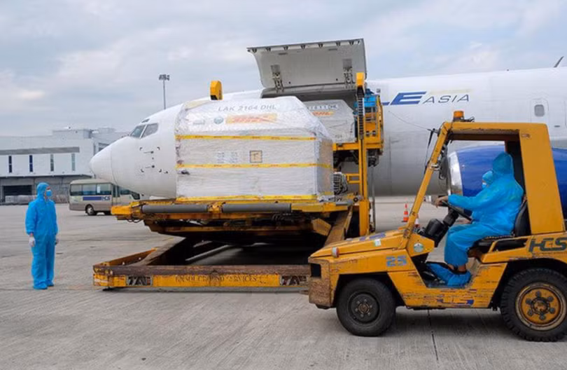 Vaccine phòng COVID-19 của Pfizer về đến Việt Nam (Ảnh - Trần Minh) 