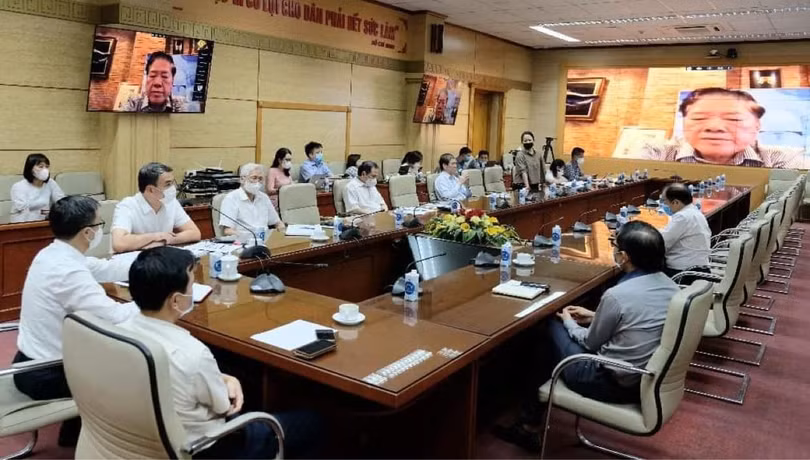 Buổi làm việc của Bộ Y tế với Bộ Khoa học &amp; Công nghệ về việc rà soát các hồ sơ, dữ liệu, kết quả nghiên cứu thử nghiệm lâm sàng và xem xét đề xuất cấp phép khẩn cấp vaccine phòng COVID-19 Nano Covax (Ảnh - BYT)