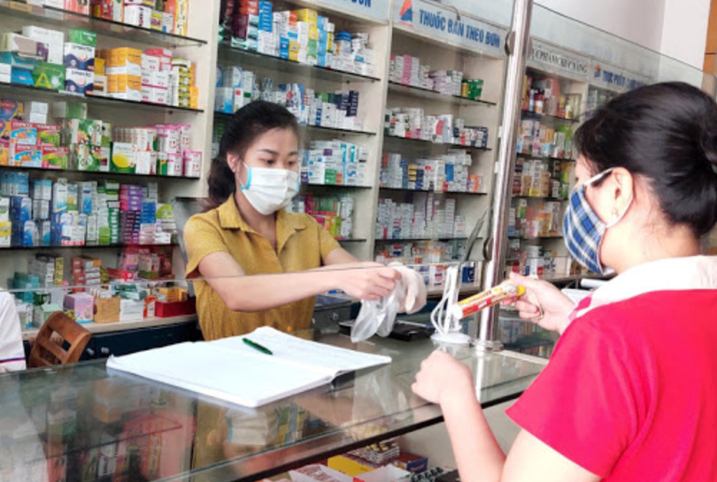 Người dân đi mua thuốc ở nhà thuốc (Ảnh - SYTHN)