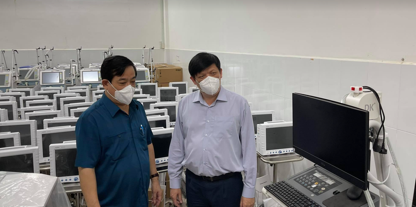 Bộ trưởng Bộ Y tế Nguyễn Thanh Long kiểm tra các trang thiết bị y tế được chuyển cho Trung tâm hồi sức tích cực và bệnh viện dã chiến (Ảnh - NH) Bộ trưởng Bộ Y tế Nguyễn Thanh Long kiểm tra các trang thiết bị y tế được chuyển cho Trung tâm hồi sức tích cực và bệnh viện dã chiến (Ảnh - NH)