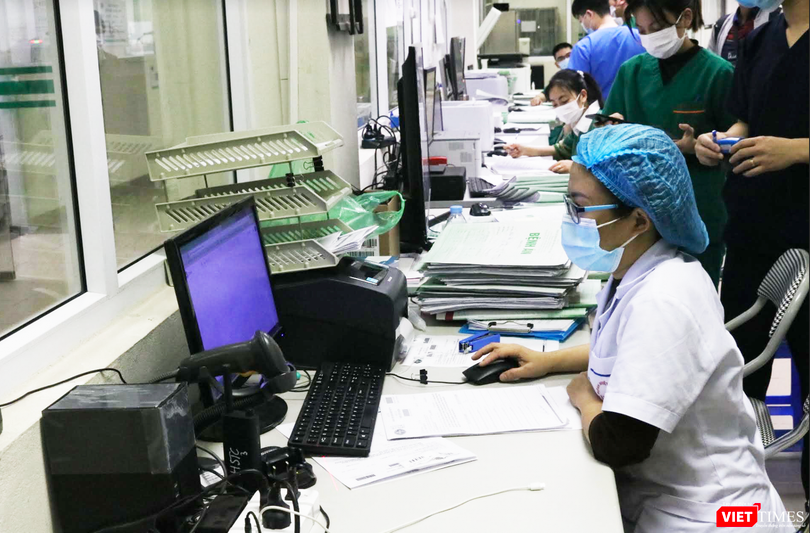 Các bác sĩ ở Bệnh viện Bệnh Nhiệt đới Trung ương làm việc 24/24 để chăm sóc cho bệnh nhân (Ảnh - Minh Thuý) 