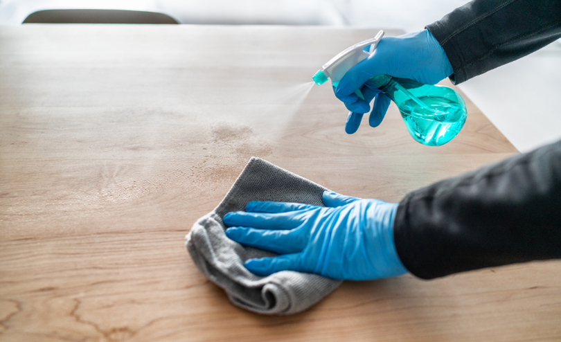 Các gia đình không vệ sinh nơi F0 đang cách ly khi không thực sự cần thiết hoặc khi F0 tự làm được để hạn chế tiếp xúc gần với F0 (Ảnh minh hoạ)