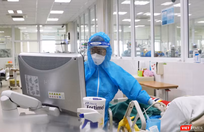 Bác sĩ siêu âm cho bệnh nhân (Ảnh - Minh Thuý) 