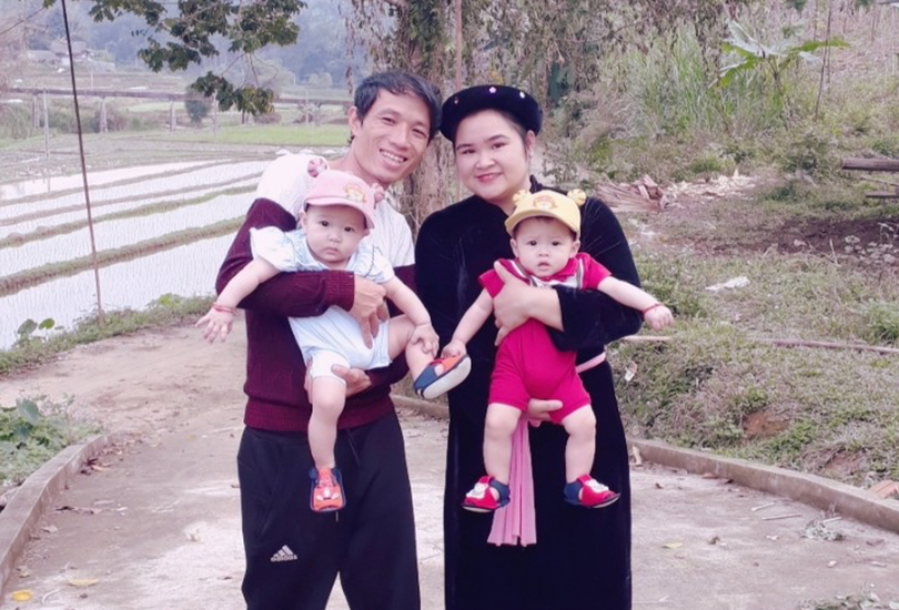 Hình ảnh gia đình anh Ma Văn Toàn và chị Nông Thị Quỳnh bên hai bé Voi và Thỏ (Ảnh - NVCC)
