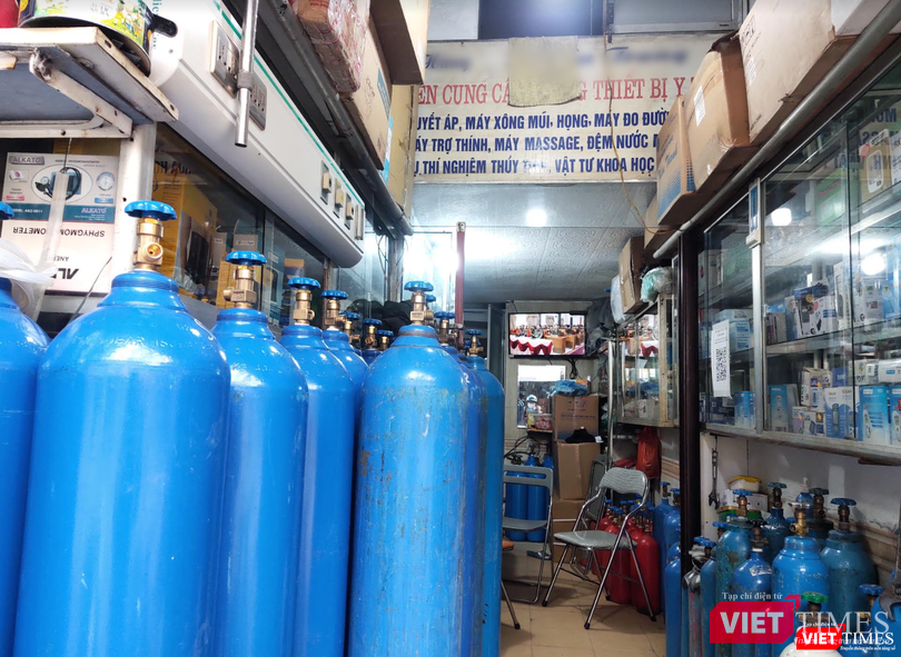 Cửa hàng bán thiết bị y tế, máy đo SpO2 (Ảnh - Minh Thuý)