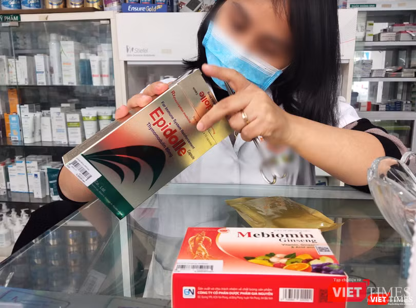 Nhân viên nhà thuốc kê đơn thuốc cho gói phòng COVID-19 (Ảnh - Minh Thuý) Nhân viên nhà thuốc kê đơn thuốc cho gói phòng COVID-19 (Ảnh - Minh Thuý)