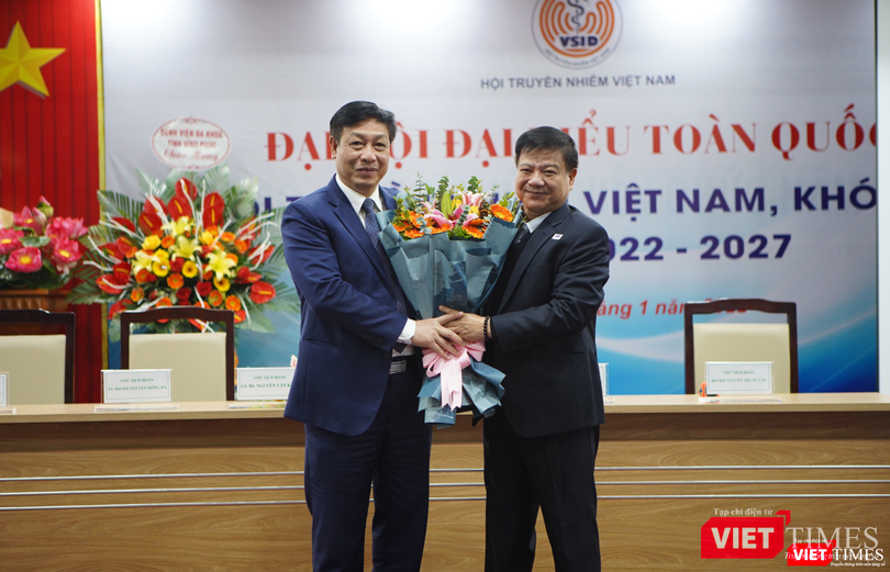 Chủ tịch danh dự Hội Truyền nhiễm Việt Nam, GS. TS. Nguyễn Văn Kính, tặng hoa chúc mừng tân Chủ tịch Hội Truyền nhiễm Việt Nam TS. BS. Phạm Ngọc Thạch - Giám đốc Bệnh viện Bệnh Nhiệt đới Trung ương (Ảnh - Minh Thuý)