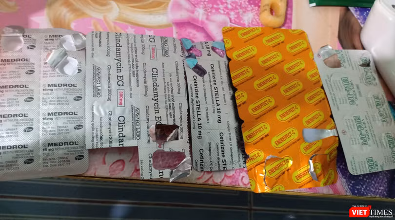 Thuốc kháng sinh (Clindamycin), kháng viêm (Medrol) xuất hiện trong đơn thuốc điều trị F0 được người dân chia sẻ trên Facebook cho nhau (Ảnh - MT) 