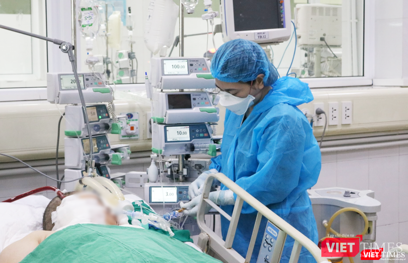 Bác sĩ chăm sóc cho bệnh nhân COVID-19 (Ảnh - Minh Thuý)