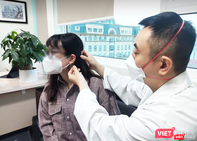 BS. Minh khám tai cho bệnh nhân (Ảnh - Minh Thuý)