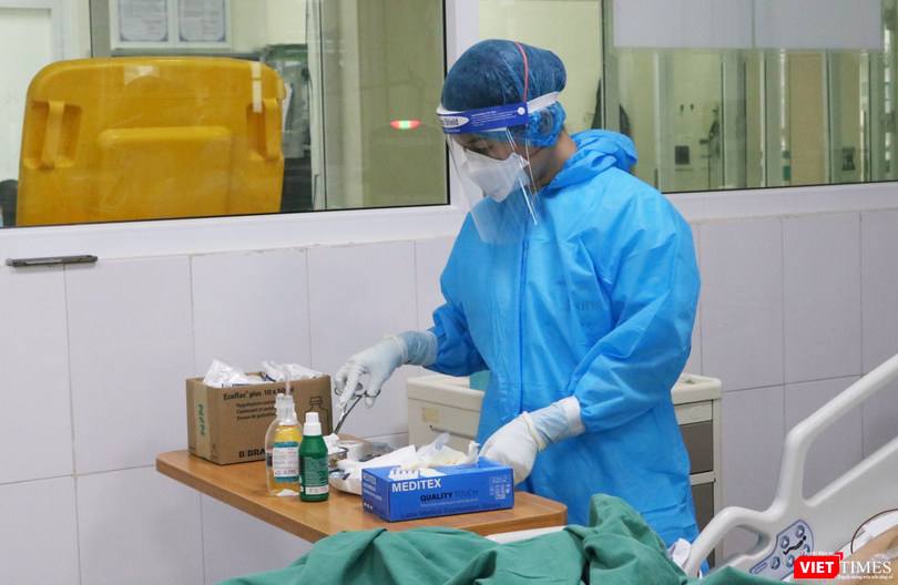 Nhân viên y tế kiểm tra thuốc cho bệnh nhân (Ảnh - Minh Thuý) 