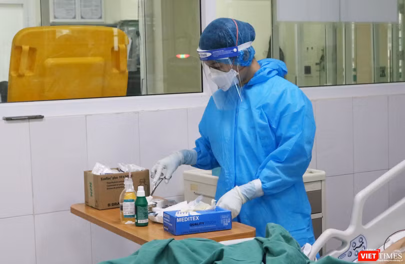 Nhân viên y tế kiểm tra thuốc cho bệnh nhân (Ảnh - Minh Thuý) 