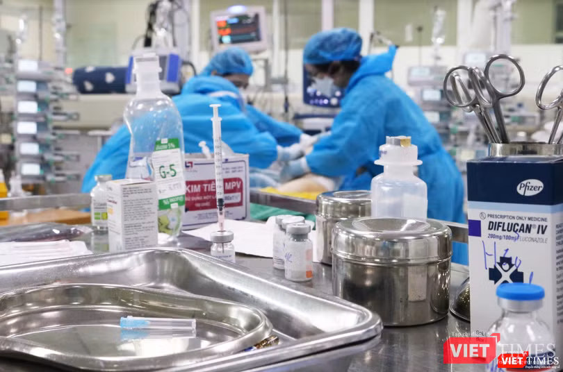 Các bác sĩ chăm sóc cho bệnh nhân COVID-19 nặng (Ảnh - Minh Thuý) Các bác sĩ chăm sóc cho bệnh nhân COVID-19 nặng (Ảnh - Minh Thuý)