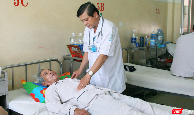 Bác sĩ chăm sóc cho bệnh nhân sốt xuất huyết. Ảnh: Minh Thảo 