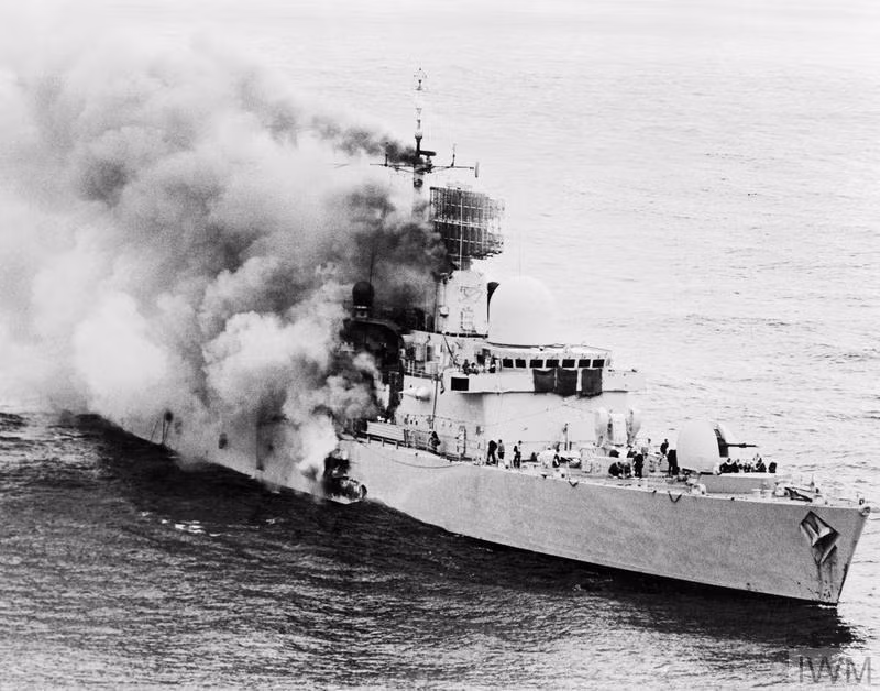 Tàu khu trục Anh quốc HMS Sheffield bị máy bay Argentina dùng tên lửa AM39 Exocet bắn cháy trong cuộc chiến Falksland.
