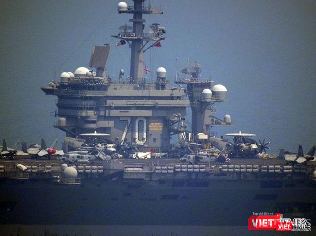 Tàu sân bay USS Carl Vinson cập cảng Đà Nẵng.